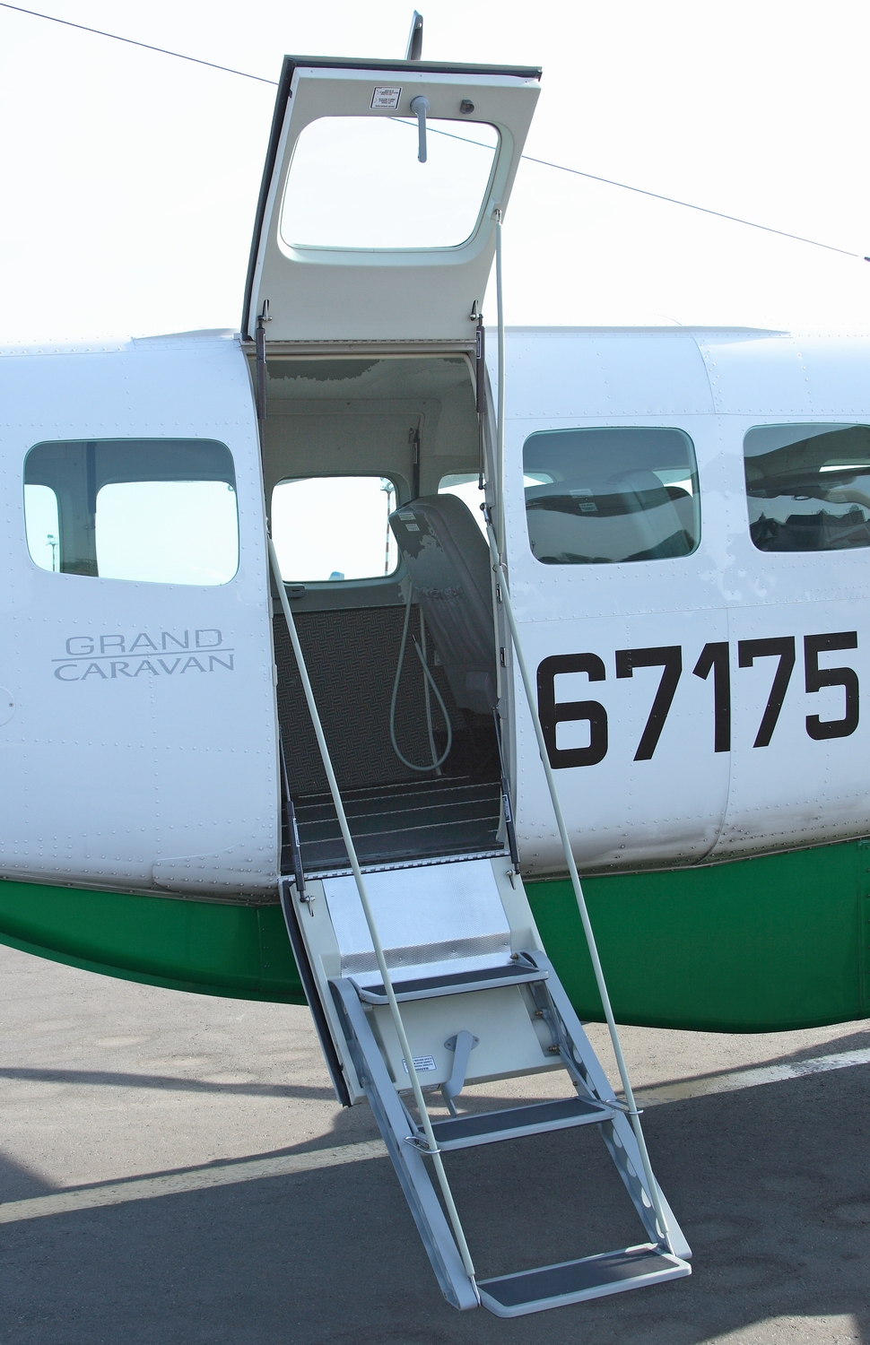 Дверь трап. Дверь трап. Дверь трап crj чертеж. Дверь-трап на самолёте. Дверь трап.